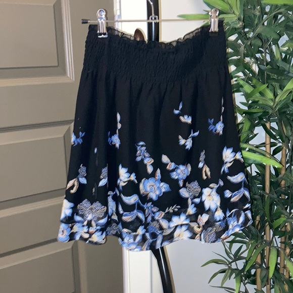 ⭐️White House black market black floral skirt⭐️ - Picture 2 of 2